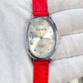 Kloris Damen Quarz Uhr mit einfachem ovalen silbernen Zifferblatt und rotem Lederarmband. - Silbernes Gehäuse Weißes Zifferblatt Rotes Armband