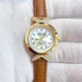 Montre pour femme avec bracelet en cuir marron, boîtier rond doré et strass étincelants. - Boîtier Doré Cadran Café Bracelet Café