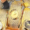 Orologio da polso rigido da donna elegante con cinturino in metallo ampio e quadrante al quarzo. - Tutto Oro Quadrante Dorato