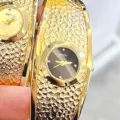 Elegante orologio bracciale da donna in oro con metallo testurizzato e quadrante rotondo. - Quadrante Nero Oro