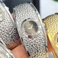 Orologio bracciale largo argento con design vintage strutturato per donne eleganti. - Cassa Argento Quadrante Nero