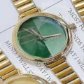 Reloj de pulsera vintage dorado para mujer con esfera verde segmentada y correa de metal. - Esfera Verde Dorada