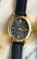 MICAI Damen Quarzuhr mit schwarzem Lederarmband und elegantem kleinen goldenen Zifferblatt. - Goldenes Gehäuse Schwarzes Zifferblatt Schwarzes Armband