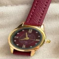 Elegante Damen Quarzarmbanduhr mit burgunderrotem Lederarmband und goldenem Zifferblatt. - Goldenes Gehäuse Rotes Zifferblatt Rotes Armband