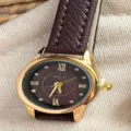 MICAI Damen Vintage Quarzuhr mit braunem Lederarmband und kleinem Zifferblatt im Alltag. - Goldenes Gehäuse Kaffee Zifferblatt Kaffee Armband