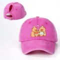 Rosa gewaschene Baumwoll-Baseballkappe mit Zopfloch und süßem Capybara-Print für Damen. - Verstellbar / Fuchsia