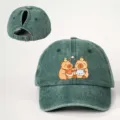 Grüne gewaschene Pferdeschwanz-Baseballkappe mit süßem Capybara-Print, verstellbar. - Verstellbar / Dunkelgrün