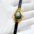 Detailansicht der eleganten DUKE NICLE Damen Wassertropfen Form Lederuhr mit vergoldetem Gehäuse. - Goldenes Gehäuse Schwarzes Zifferblatt Schwarzes Armband