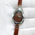 DUKE NICLE Wassertropfen Damenuhr mit braunem Lederarmband Silbergehaeuse Detailansicht. - Silbernes Gehäuse Braunes Zifferblatt Braunes Armband