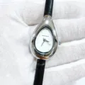Damenuhr Wassertropfen Lederarmband weisses Zifferblatt elegante Quarz Armbanduhr Detail - Silbernes Gehäuse Weißes Zifferblatt Schwarzes Armband