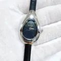 Elegante tropfenförmige Damenuhr mit schwarzem Zifferblatt und echtem Lederarmband. - Silbernes Gehäuse Schwarzes Zifferblatt Schwarzes Armband