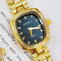 Elegant gouden dameshorloge met een zwart wijzerplaat en stijlvolle kettingarmband. - Zwarte Wijzerplaat