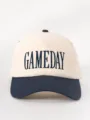 Primer plano detallado que muestra el texto bordado GAMEDAY en la corona de la gorra bicolor. - Ajustable / Beige y Azul Marino
