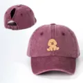 Bordeauxrote Pferdeschwanz-Baseballkappe mit süßem Capybara-Print und verstellbarem Riemen. - Verstellbar / Burgunderrot