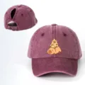 Waschbare Baumwolle Ponytail Baseball Cap mit süßem Capybara Frontprint und Detailansicht. - Verstellbar / Burgunderrot