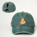 Detailansicht der gewaschenen grünen Pferdeschwanz-Baseballkappe mit süßem Capybara-Motiv vorn - Verstellbar / Dunkelgrün
