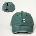 Gewaschene grüne Zopf-Baseballkappe mit Fussball-Print und verstellbarem Riemen für Damen. - Verstellbar / Dunkelgrün