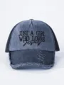 Gros plan sur la casquette trucker en denim vieilli avec slogan brodé et dos en maille. - Réglable / Bleu Marine