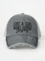 Gros plan de la casquette de baseball en filet grise usée avec broderie noire détaillée. - Réglable / Gris