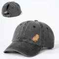 Nahaufnahme der gewaschenen schwarzen Zopf-Baseballkappe mit süßem Print und Riemen. - Verstellbar / Schwarz