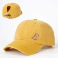 Gelbe verwaschene Denim-Baseballkappe mit Pferdeschwanzloch und Capybara-Print, verstellbar. - Verstellbar / Gelb