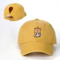 Detailansicht der gelben gewaschenen Zopf-Baseballkappe mit süßem Kapebara- und Würfel-Print. - Verstellbar / Gelb
