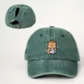 Gewaschene grüne Pferdeschwanz-Baseballkappe mit süßem Capybara-Würfel-Druck und verstellbarem Riemen. - Verstellbar / Dunkelgrün