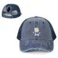 Gewassen denim honkbalpet met paardenstaartgat, madeliefje borduurwerk en mesh achterkant. - Verstelbaar / Marineblauw