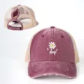 Detail paardenstaart baseballpet met gaten, geborduurde margriet bloem en tekst, mesh. - Verstelbaar / Bordeauxrood