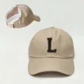 Gorra de béisbol caqui con coleta, parche de letra L negra, correa ajustable para exterior. - Ajustable / Caqui Claro L