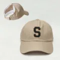 Gorra de béisbol beige con coleta y parche de letra S negra, sombrero ajustable casual. - Ajustable / Caqui Claro S