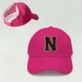 Gorra de béisbol rosa fucsia con letra N negra brillante, modelo ajustable para deportes. - Ajustable / Rosa Fucsia N