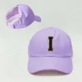 Gorra de béisbol con cola de caballo violeta parche letra I negra ajustable para sol. - Ajustable / Púrpura I