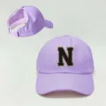 Gorra de béisbol morada con parche de letra N negra, abertura para cola de caballo ajustable. - Ajustable / Púrpura N