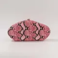 Rosa Schlangenmuster Acryl Abendtasche Detailansicht mit sicherem Metallverschluss. - Rosa Schlangenmuster