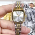 Montre femme carrée avec bracelet en acier bicolore, cadran argenté minimaliste et détail doré. - Bicolore Cadran Blanc