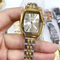 Vue detaillee de la montre quartz femme tonneau avec bracelet en acier dore et argente. - Bicolore Cadran Blanc