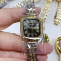Gedetailleerd shot van vintage dameshorloge met vierkante wijzerplaat en mooie strass. - Two Tone Zwarte Wijzerplaat