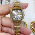 Detail van vintage dames quartz horloge met gouden stalen band en Romeinse cijfers. - Volledig Goud Witte Wijzerplaat