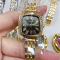 Close-up van vintage vierkante dameshorloge wijzerplaat met Romeinse cijfers en strass steentjes. - Gouden Kast Zwarte Wijzerplaat