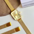 Goldene rechteckige Armbanduhr Detail, minimalistisches römisches Zifferblatt, Mesh Armband. - Gold Goldenes Zifferblatt