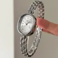 Silberne ovale Damenuhr mit Metallgliedarmband, Vintage roemischem Zifferblatt Design. - Silbernes Gehäuse Weißes Zifferblatt