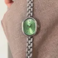 Nahaufnahme der eleganten silbernen ovalen Damenuhr mit einem lebendigen grünen Zifferblatt. - Silber Gehäuse Grün Zifferblatt