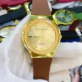 Détail de montre à quartz à cadran doré avec bracelet en silicone marron et lunette facettée. - Cadran Doré Bracelet Café (Hommes)