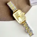 Gros plan sur une montre rectangulaire pour femme avec cadran doré et bracelet en acier. - Cadran Or Bicolore
