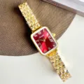 Orologio rettangolare dorato da donna con quadrante rosso numeri romani vista di dettaglio - Cassa Oro Quadrante Rosso