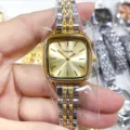 Vue detaillee d'une montre femme carree minimaliste avec bracelet bicolore et cadran dore. - Cadran Or Bicolore