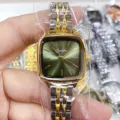 Montre femme cadran carre vert avec bracelet en metal bicolore vue en gros plan detail - Cadran Vert Bicolore