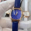 Gros plan détaillé montrant le cadran bleu, les index en strass et le bracelet en cuir. - Bleu saphir