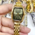 Gouden tonneau horloge detail, vintage groene wijzerplaat, elegante metalen band close-up. - Gouden Kast Groene Wijzerplaat